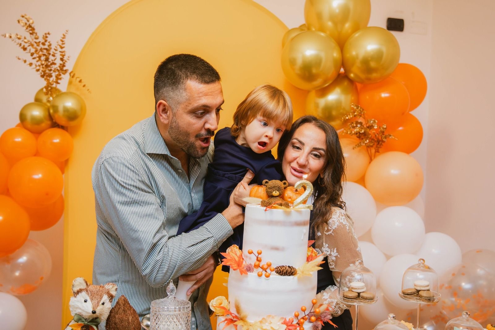 Famiglia festeggia con torta a tre piani a tema autunnale